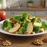 Ensalada de brócoli, manzana y nueces terminada, ideal para una comida saludable y deliciosa.