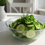Ensalada de pepino y cebollín lista para ser servida, ideal para comidas saludables.