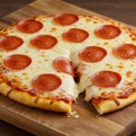 Pizza de quesadilla de pepperoni lista para servir, con masa de pizza crocante y queso derretido.