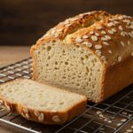 Pan casero de avena salido del horno, perfecto para disfrutar en casa.