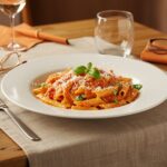 Plated pasta cremosa de tomate, ready for a quick and delicious cena lista.