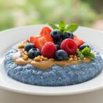 Pudín de chía saludable con mantequilla de nueces y frutas frescas, un postre delicioso y nutritivo.