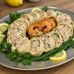 Rollitos de Pollo Caesar con Camarones a la Parrilla servidos en un plato elegante, perfectos para una comida saludable.