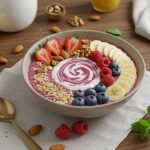 Tazón de batido de proteína terminado, fresco y saludable, ideal para comenzar el día con energía.
