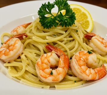 Camarones cremosos al ajo servidos sobre pasta, perfectos para una cena fácil y deliciosa.