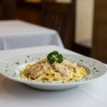 Plato terminado de pasta pollo Alfredo, una receta deliciosa y saludable.