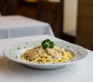Plato terminado de pasta pollo Alfredo, una receta deliciosa y saludable.