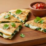Quesadilla de espinaca y queso feta servida, perfecta para una comida rápida y sabrosa.