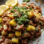 Plato de salteado saludable de calabacín con carne de res, mostrando tiras de calabacín en tonos verdes y carne de res marrón, salteados en una sartén con un toque de aceite, decorados con pequeñas hierbas verdes, presentado en un plato blanco sobre una mesa rústica