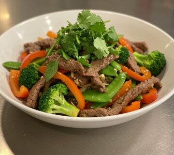 Salteado de res rápido y colorido en un tazón, ideal para cenas en 30 minutos.